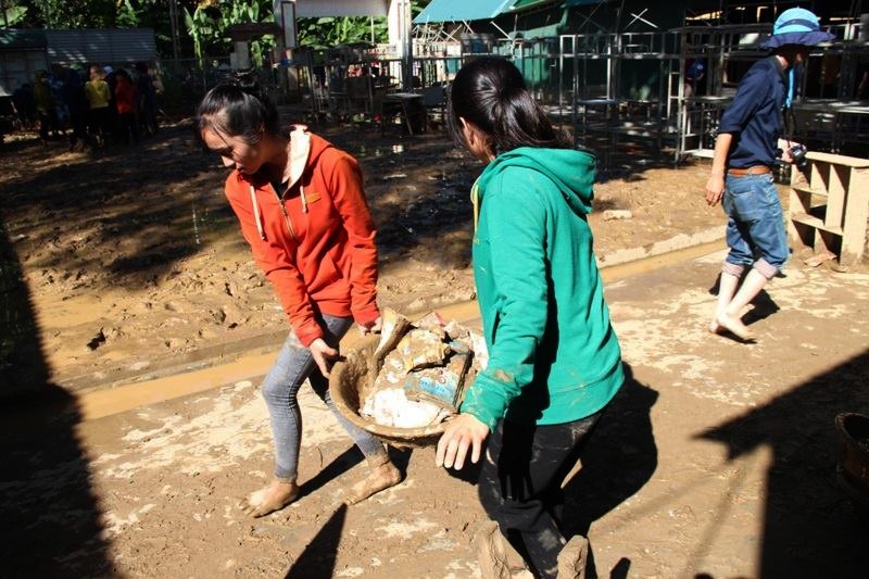 Nghệ An: 300 học sinh phải khai giảng năm học mới muộn hơn 1 tuần do bùn ngập trường - Ảnh 2. Nghệ An: 300 học sinh phải khai giảng năm học mới muộn hơn 1 tuần do bùn ngập trường - Ảnh 2.