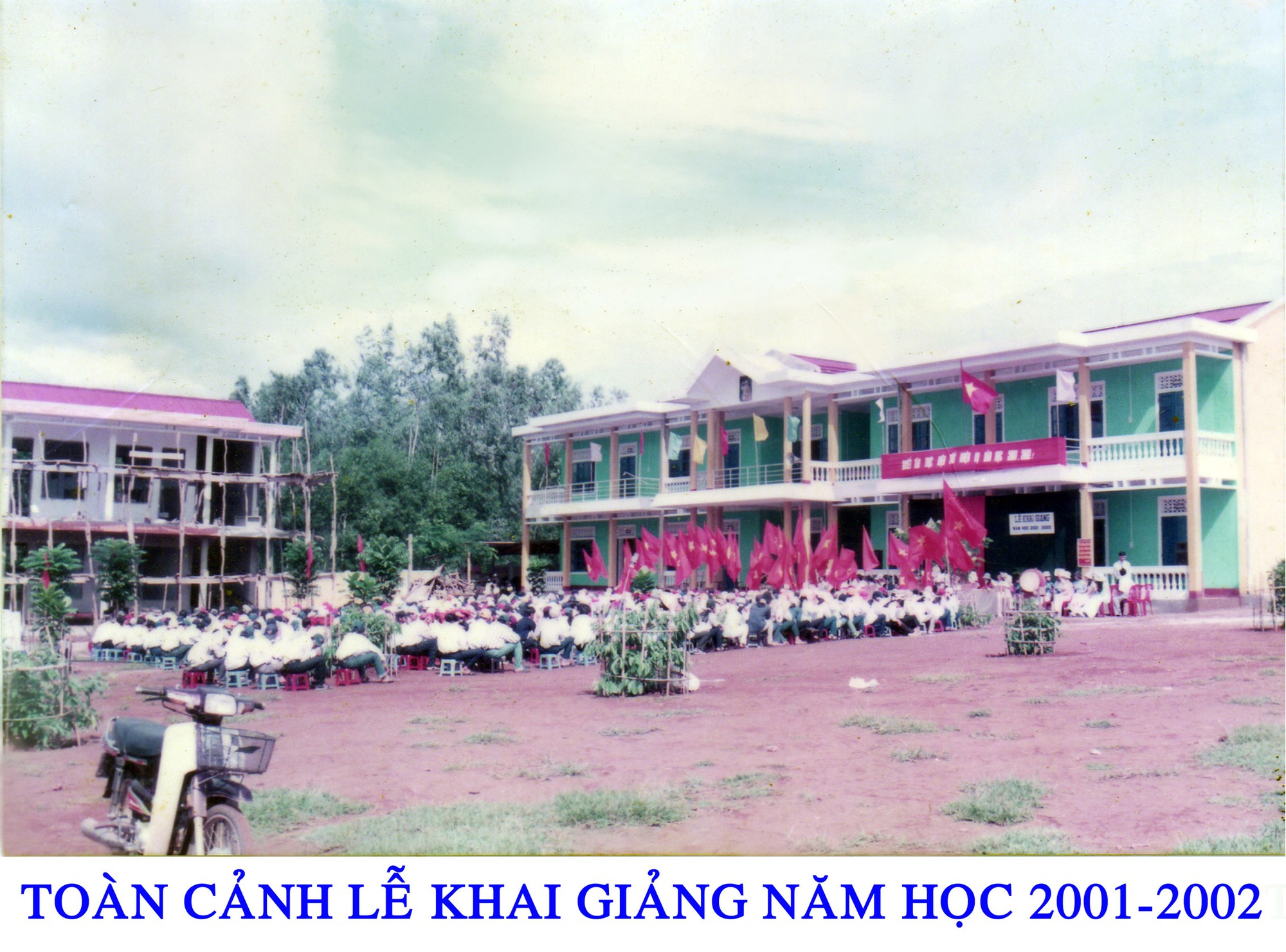 Chùm ảnh lễ khai giảng của thế hệ 7x, 8x: Còn ai nhớ về 1 thời quần vải xanh, áo trắng, khăn quàng đỏ, mũ ca lô? - ảnh 12 Chùm ảnh lễ khai giảng của thế hệ 7x, 8x: Còn ai nhớ về 1 thời quần vải xanh, áo trắng, khăn quàng đỏ, mũ ca lô? - Ảnh 12.