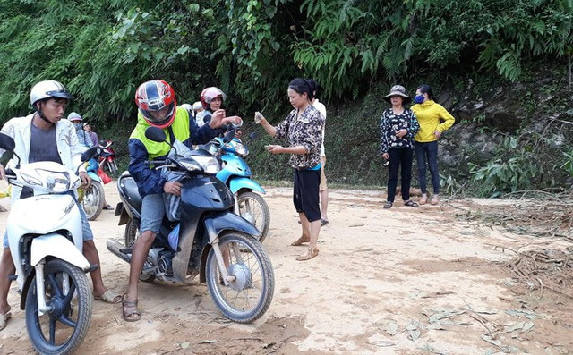 Lãnh đạo xã nói về clip công an bảo kê thu tiền qua điểm sạt lở với giá 10 ngàn thôi nhé - Ảnh 1.