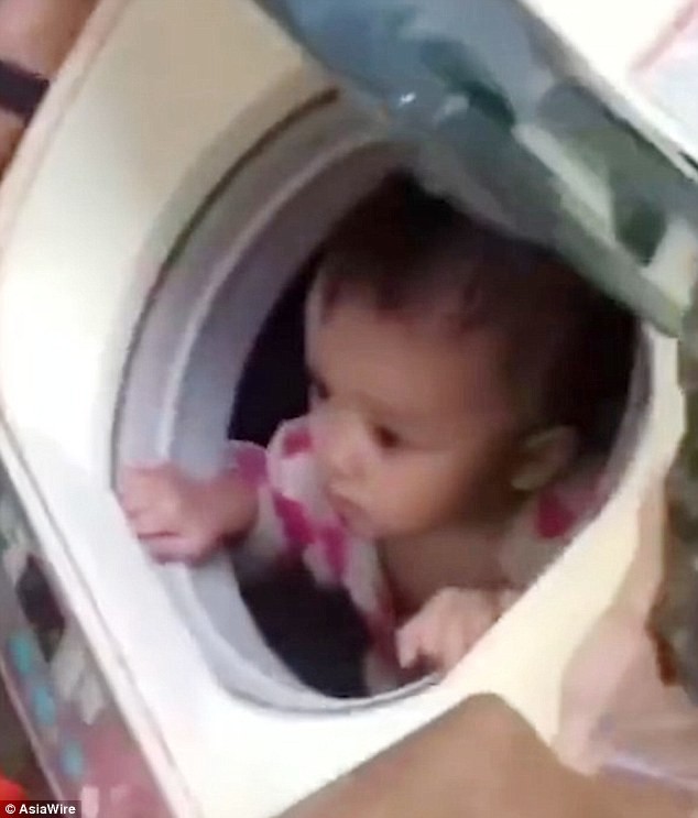 Trung Quốc: Ung dung ngồi trong máy giặt, bé gái 1 tuổi được lính cứu hộ đưa ra khỏi vùng mưa lũ an toàn - Ảnh 3.