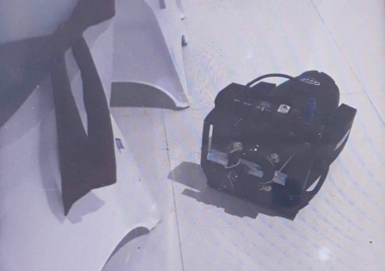 Đ&egrave;n s&acirc;n khấu rơi tr&uacute;ng đầu, bệnh viện chẩn đo&aacute;n tai nạn giao th&ocirc;ng - Ảnh 2.