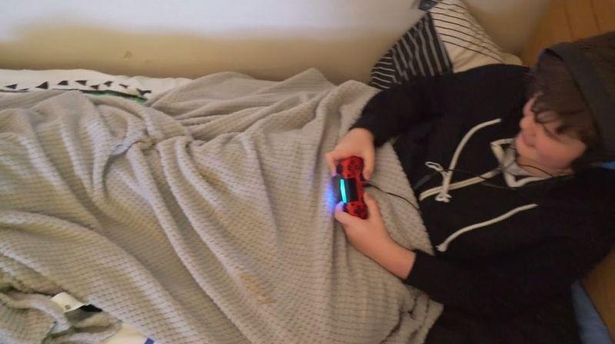 Nghiện game Fortnite, thanh niên 14 tuổi ở Úc dám đánh mẹ bằng đầu khi bị cấm, phải gọi cảnh sát đến can thiệp - Ảnh 2.