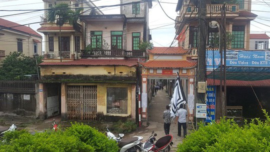 Sửa bồn nước, 2 cha con c&ugrave;ng bị điện giật tử vong - Ảnh 1.