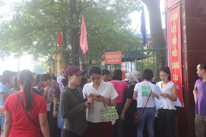 Hà Nội: Trước ngày khai giảng, hàng trăm phụ huynh “vây” trường phản đối “lạm thu” - Ảnh 3.