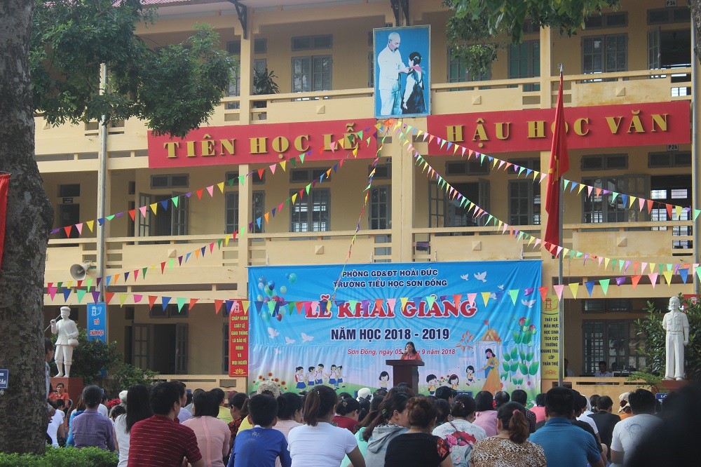 Hà Nội: Trước ngày khai giảng, hàng trăm phụ huynh “vây” trường phản đối “lạm thu” - Ảnh 4.