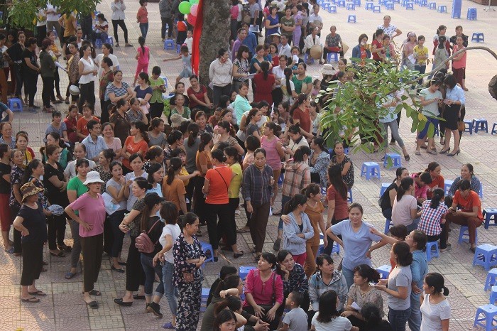 Hà Nội: Trước ngày khai giảng, hàng trăm phụ huynh “vây” trường phản đối “lạm thu” - Ảnh 5.