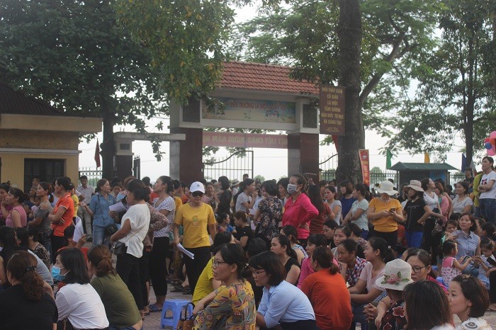 Hà Nội: Trước ngày khai giảng, hàng trăm phụ huynh “vây” trường phản đối “lạm thu” - Ảnh 7.