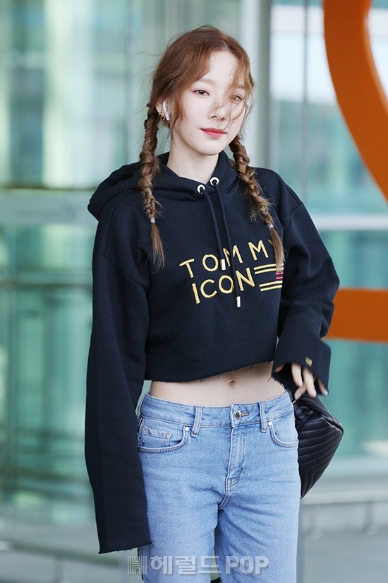 Quân đoàn idol đổ bộ sân bay: Center Produce 48 quá đẹp nhưng nhan sắc hack tuổi của Taeyeon mới gây sốc - Ảnh 6.