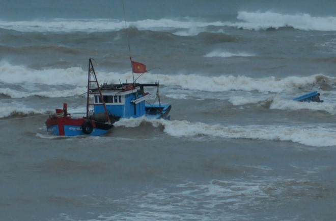 Nghệ An: 4 thuyền của ngư dân bị nhấn chìm trên biển do lốc xoáy - Ảnh 1.