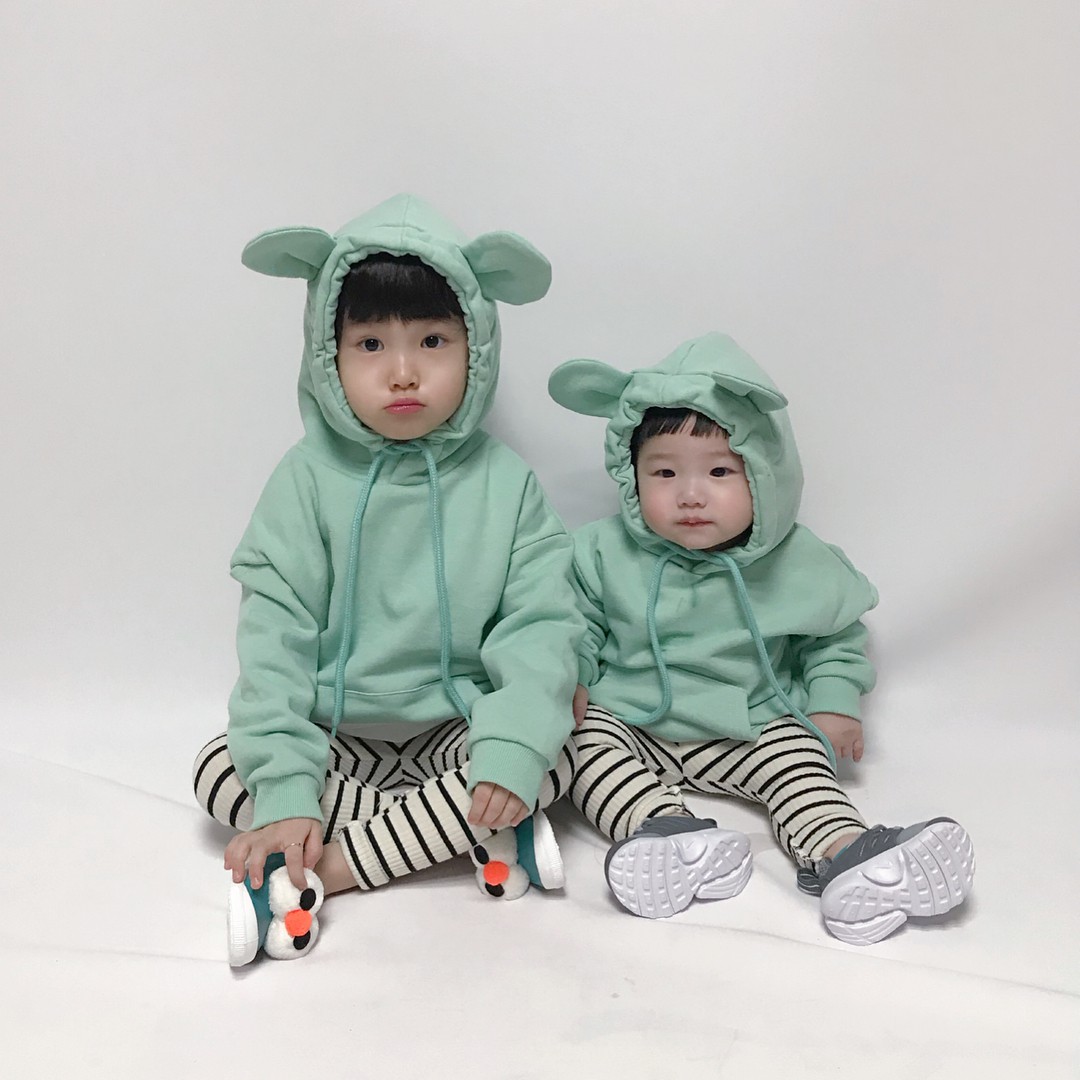 Cặp chị em sành điệu cưng muốn xỉu, nhìn thôi là muốn bế về ngay lập tức! - Ảnh 1. Cặp chị em sành điệu cưng muốn xỉu, nhìn thôi là muốn bế về ngay lập tức! - Ảnh 1.