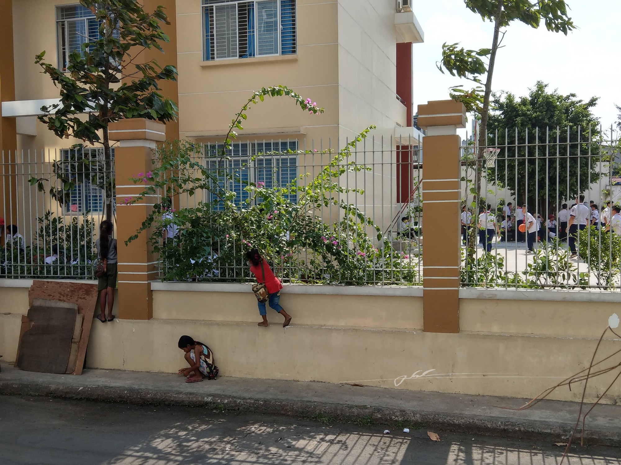 Hình ảnh 3 em nhỏ bán vé số bám hàng rào trường học để xem khai giảng gây xúc động mạnh - Ảnh 1. Hình ảnh 3 em nhỏ bán vé số bám hàng rào trường học để xem khai giảng gây xúc động mạnh - Ảnh 1.