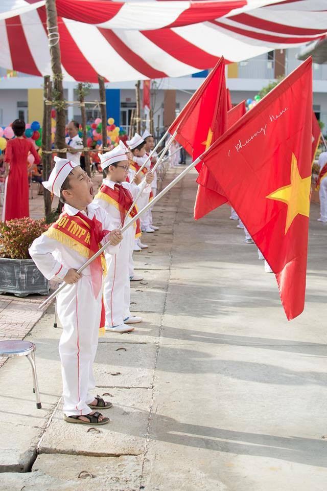 Chùm ảnh: Giọt nước mắt bỡ ngỡ và những biểu cảm khó đỡ của các em nhỏ trong ngày khai giảng - Ảnh 7.