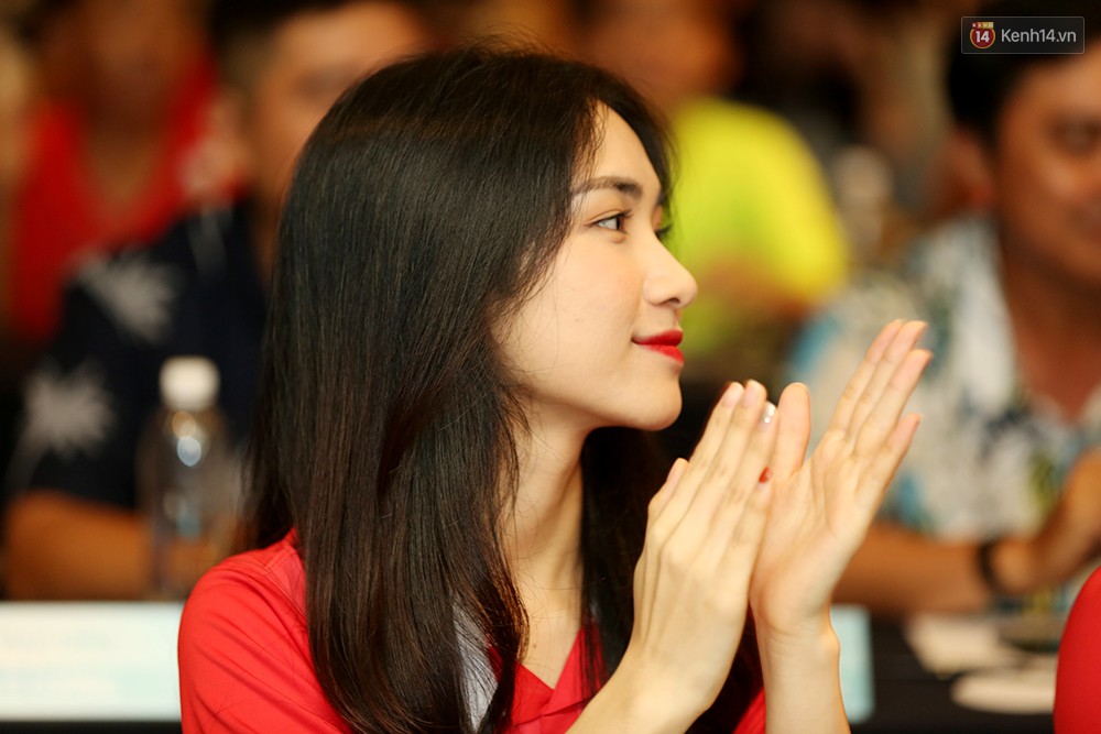 Hòa Minzy mặt lạnh tham gia sự kiện sau ồn ào bị fan BTS ném đá - Ảnh 5. Hòa Minzy mặt lạnh tham gia sự kiện sau ồn ào bị fan BTS ném đá - Ảnh 5.