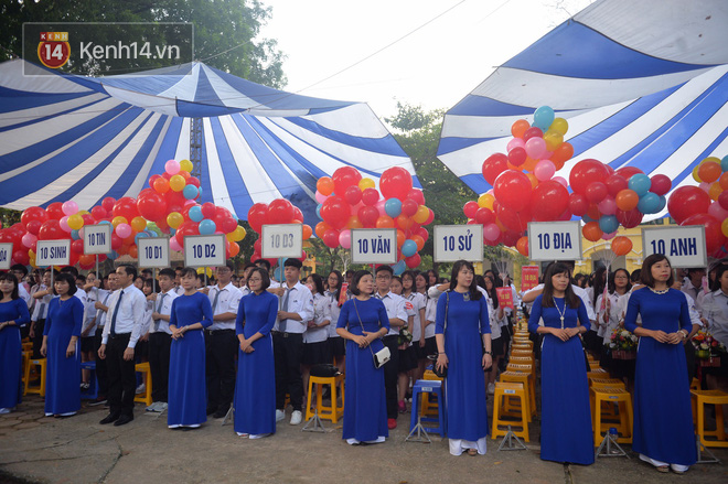 Mải ngắm nữ sinh áo dài, nam sinh sơ mi trắng soái ca mà quên mất thầy cô hôm nay ai cũng rực rỡ hơn mọi ngày - Ảnh 4.