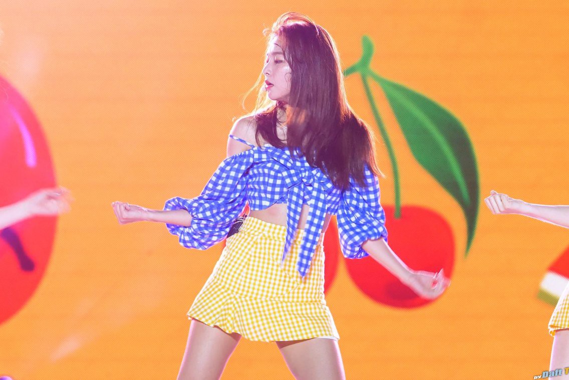 Croptop không khiến Seulgi (Red Velvet) lộ hàng nhưng lại khiến cô rơi vào sự cố oái oăm hơn nữa - Ảnh 2. Croptop không khiến Seulgi (Red Velvet) lộ hàng nhưng lại khiến cô rơi vào sự cố oái oăm hơn nữa - Ảnh 2.