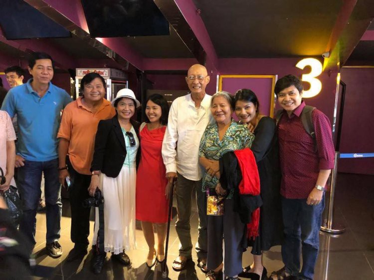 Sau khi xuất viện, diễn viên Lê Bình chống gậy, vui vẻ đi xem phim cùng bạn bè - Ảnh 2.