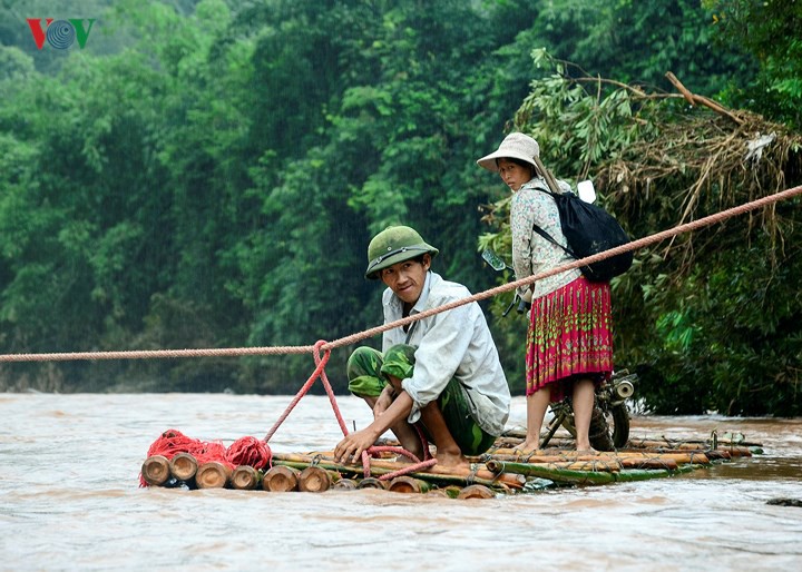 Điện Biên: Vẫn còn cảnh học sinh chui túi nilon vượt suối lũ tới trường - Ảnh 2. Điện Biên: Vẫn còn cảnh học sinh chui túi nilon vượt suối lũ tới trường - Ảnh 2.