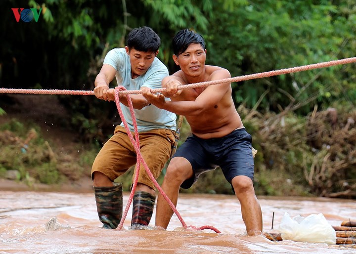Điện Biên: Vẫn còn cảnh học sinh chui túi nilon vượt suối lũ tới trường - Ảnh 3. Điện Biên: Vẫn còn cảnh học sinh chui túi nilon vượt suối lũ tới trường - Ảnh 3.
