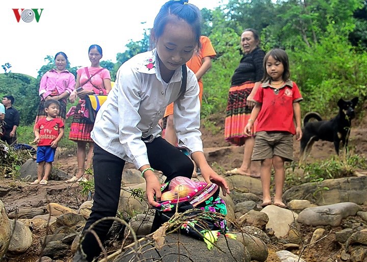 Điện Biên: Vẫn còn cảnh học sinh chui túi nilon vượt suối lũ tới trường - Ảnh 5. Điện Biên: Vẫn còn cảnh học sinh chui túi nilon vượt suối lũ tới trường - Ảnh 5.