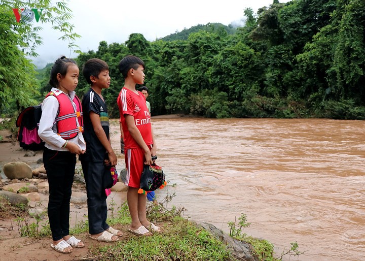 Điện Biên: Vẫn còn cảnh học sinh chui túi nilon vượt suối lũ tới trường - Ảnh 12. Điện Biên: Vẫn còn cảnh học sinh chui túi nilon vượt suối lũ tới trường - Ảnh 12.