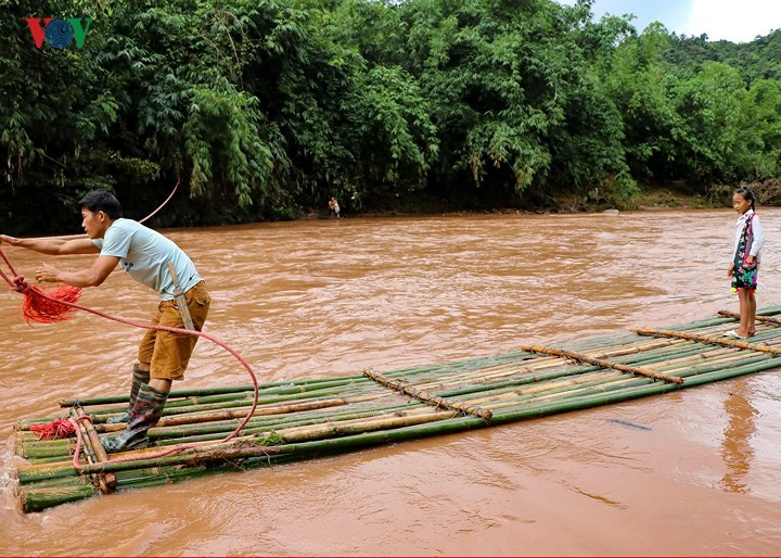 Điện Biên: Vẫn còn cảnh học sinh chui túi nilon vượt suối lũ tới trường - Ảnh 16. Điện Biên: Vẫn còn cảnh học sinh chui túi nilon vượt suối lũ tới trường - Ảnh 16.