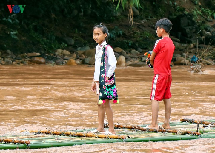Điện Biên: Vẫn còn cảnh học sinh chui túi nilon vượt suối lũ tới trường - Ảnh 17. Điện Biên: Vẫn còn cảnh học sinh chui túi nilon vượt suối lũ tới trường - Ảnh 17.