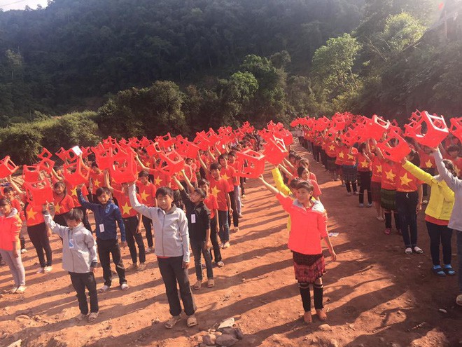 Lễ khai giảng b&ecirc;n suối ở Lai Ch&acirc;u: Thầy hiệu trưởng chia sẻ kh&oacute; khăn - Ảnh 3.