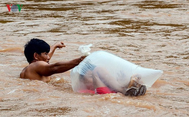 Trưởng phòng GD&ĐT huyện: Học sinh chui túi nilon vượt suối tới trường là tương đối an toàn - Ảnh 1.