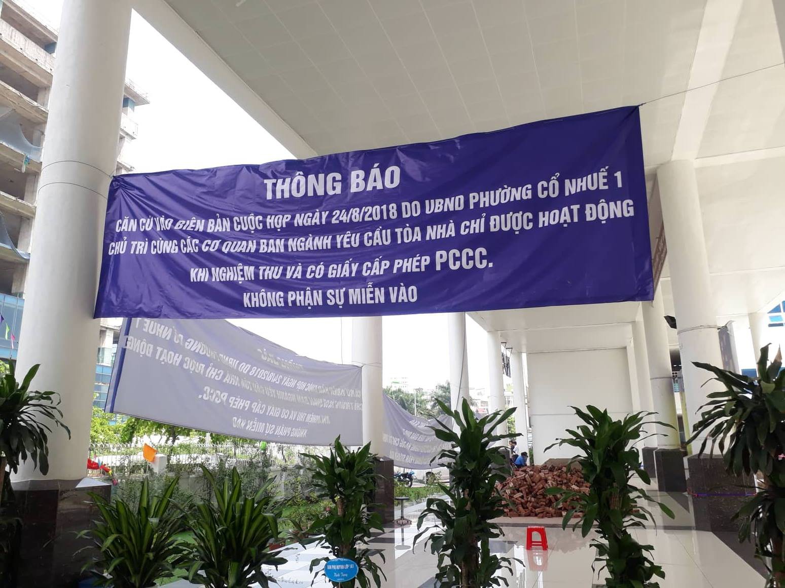 Hà Nội: Hơn một nghìn học sinh phải đi khai giảng nhờ ở trường khác vì sân trường bị đổ đầy vật liệu xây dựng - Ảnh 3. Hà Nội: Hơn một nghìn học sinh phải đi khai giảng nhờ ở trường khác vì sân trường bị đổ đầy vật liệu xây dựng - Ảnh 3.