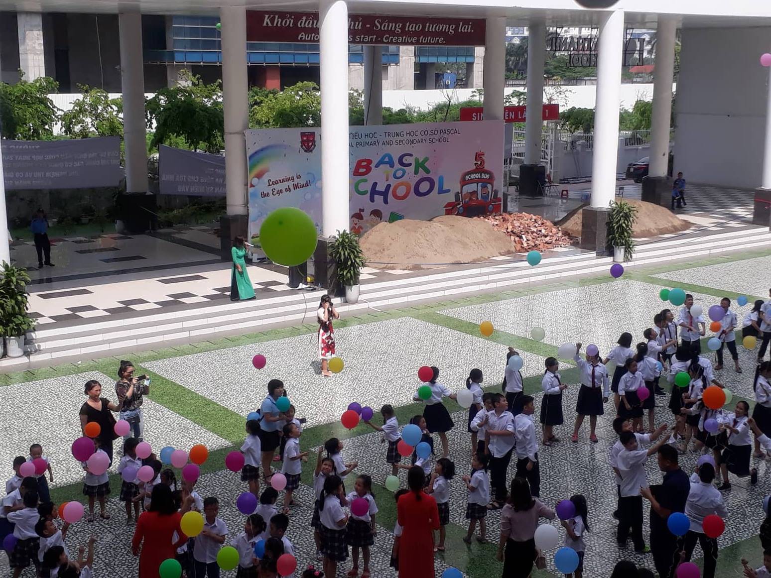 Hà Nội: Hơn một nghìn học sinh phải đi khai giảng nhờ ở trường khác vì sân trường bị đổ đầy vật liệu xây dựng - Ảnh 4. Hà Nội: Hơn một nghìn học sinh phải đi khai giảng nhờ ở trường khác vì sân trường bị đổ đầy vật liệu xây dựng - Ảnh 4.