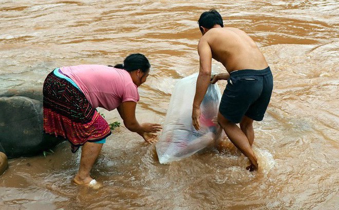 Ph&oacute; Chủ tịch tỉnh Điện Bi&ecirc;n: Học sinh chui v&agrave;o t&uacute;i nylon để qua suối đến trường phản cảm qu&aacute; - Ảnh 1.