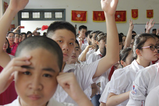 Xúc động hàng trăm học sinh hát Quốc ca bằng… tay trong lễ khai giảng - Ảnh 3.