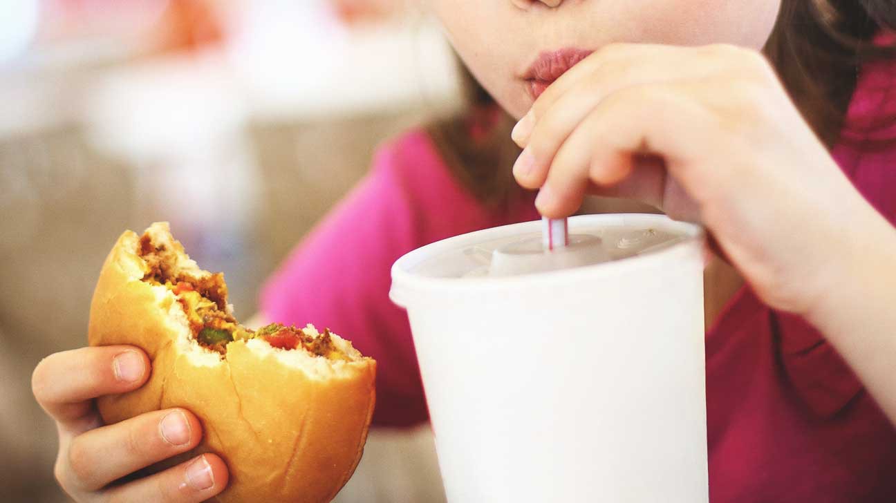 4 tác dụng phụ xảy ra khi bạn dùng ống hút, bao gồm xuất hiện nếp nhăn - Ảnh 4.