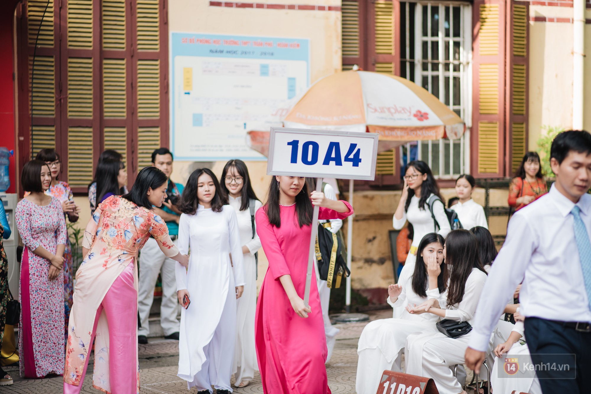 Mải ngắm nữ sinh áo dài, nam sinh sơ mi trắng soái ca mà quên mất thầy cô hôm nay ai cũng rực rỡ hơn mọi ngày - Ảnh 2.