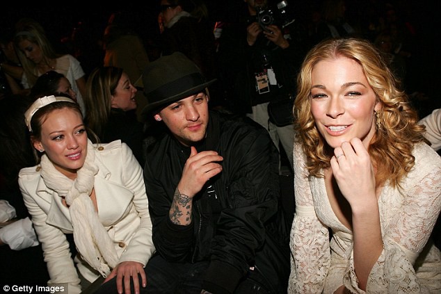 Hàng ghế đầu NYFW những năm 2000: các sao mặc đơn giản như đi chợ, bế chó đi xem show, Rihanna nai tơ bất ngờ - Ảnh 10. Hàng ghế đầu NYFW những năm 2000: các sao mặc đơn giản như đi chợ, bế chó đi xem show, Rihanna nai tơ bất ngờ - Ảnh 10.