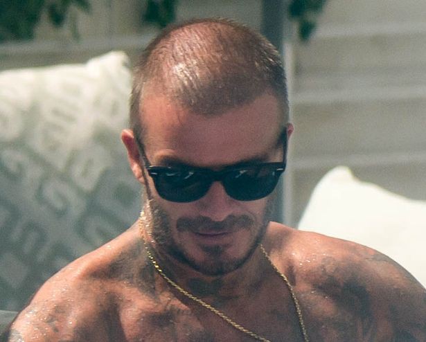 Soái ca một thời David Beckham lộ tóc thưa như sắp hói, bị bắt gặp trò chuyện với người đẹp khác khi vắng Vic - Ảnh 1.