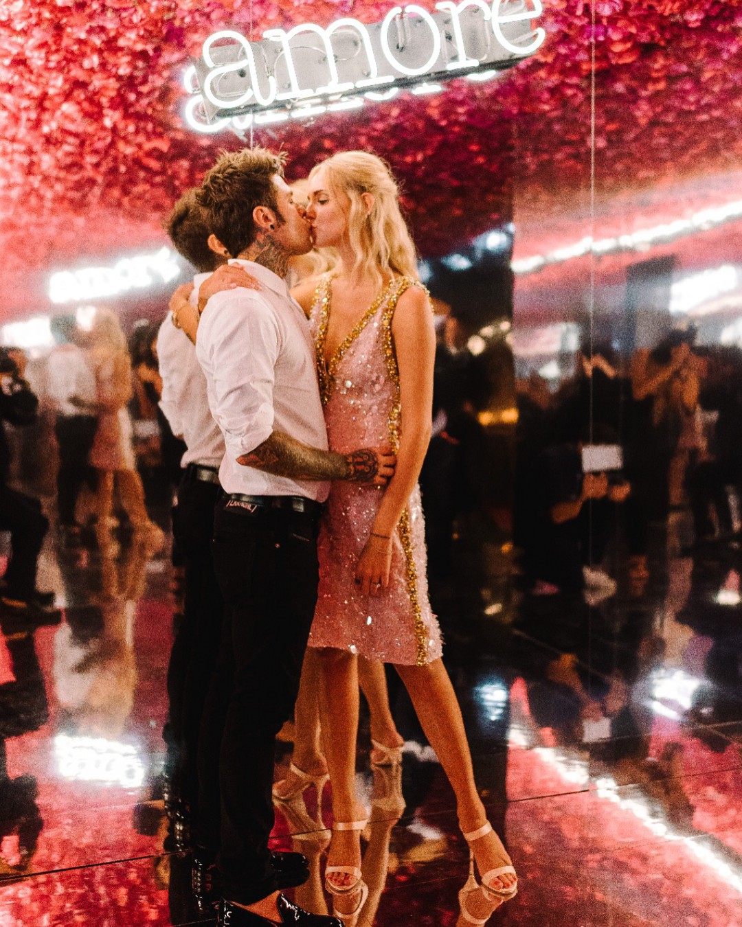 Vogue khẳng định: Đám cưới của Chiara Ferragni hot hơn cả đám cưới cổ tích của hoàng tử Harry và Meghan Markle! - Ảnh 2. Vogue khẳng định: Đám cưới của Chiara Ferragni hot hơn cả đám cưới cổ tích của hoàng tử Harry và Meghan Markle! - Ảnh 2.