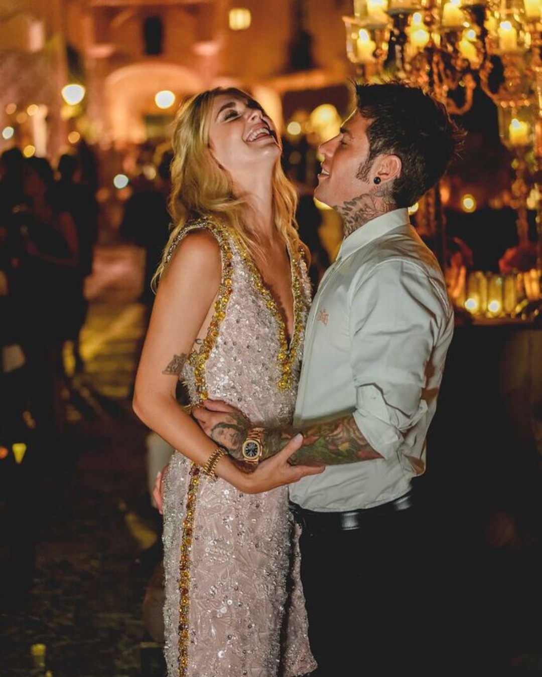 Vogue khẳng định: Đám cưới của Chiara Ferragni hot hơn cả đám cưới cổ tích của hoàng tử Harry và Meghan Markle! - Ảnh 4. Vogue khẳng định: Đám cưới của Chiara Ferragni hot hơn cả đám cưới cổ tích của hoàng tử Harry và Meghan Markle! - Ảnh 4.
