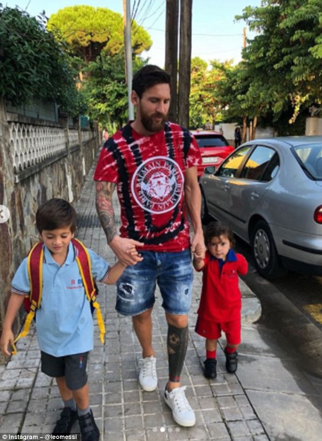 Messi vui vẻ dắt tay 2 con trai đến trường - Ảnh 2.