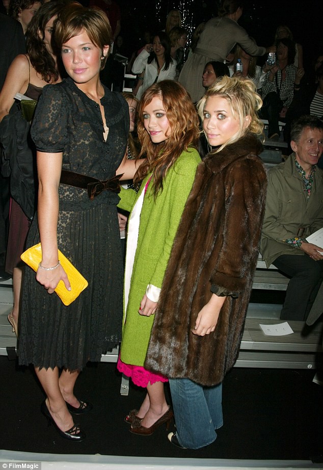 Hàng ghế đầu NYFW những năm 2000: các sao mặc đơn giản như đi chợ, bế chó đi xem show, Rihanna nai tơ bất ngờ - Ảnh 6. Hàng ghế đầu NYFW những năm 2000: các sao mặc đơn giản như đi chợ, bế chó đi xem show, Rihanna nai tơ bất ngờ - Ảnh 6.