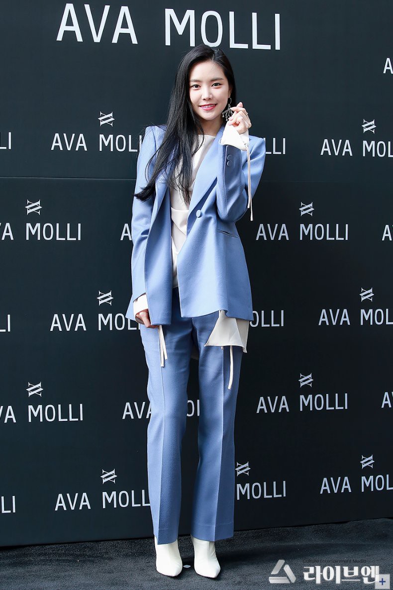 Lâu lâu Naeun (A Pink) mới lại mặc suit kín bưng, netizen Hàn khen hết lời: Không phải cô thì chẳng ai mặc đẹp được đến thế! - Ảnh 3.