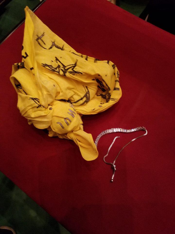 Junho (2PM) gây choáng váng khi ném đồ tiền tỉ cho fan trong concert - Ảnh 2.