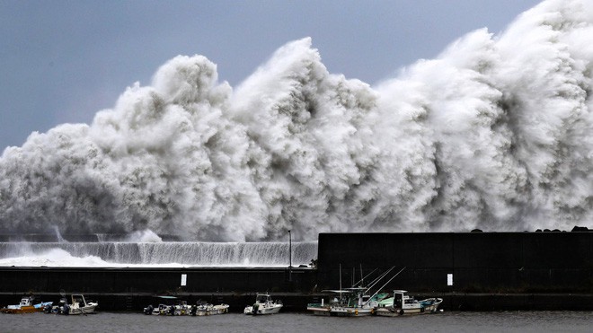 Hình ảnh: Nhật Bản hoang tàn, đổ nát sau liên tiếp siêu bão Jebi và động đất 6 độ Richter ở Hokkaido - Ảnh 17.