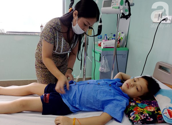 Bé trai 8 tuổi bị ung thư máu và câu hỏi trước ngày khai giảng khiến người mẹ đơn thân òa khóc - Ảnh 1. Bé trai 8 tuổi bị ung thư máu và câu hỏi trước ngày khai giảng khiến người mẹ đơn thân òa khóc - Ảnh 1.