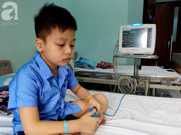 Bé trai 8 tuổi bị ung thư máu và câu hỏi trước ngày khai giảng khiến người mẹ đơn thân òa khóc - Ảnh 2. Bé trai 8 tuổi bị ung thư máu và câu hỏi trước ngày khai giảng khiến người mẹ đơn thân òa khóc - Ảnh 2.