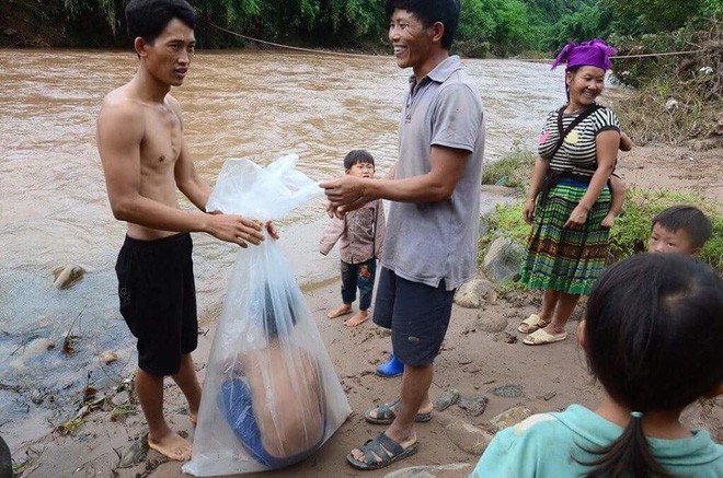 Chánh Văn phòng Sở GD-ĐT phải gỡ status viết chuyện chui túi nilon đi khai giảng là bịa - Ảnh 2.