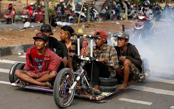 Không phải trường quay phim tận thế đâu, khung cảnh bụi bặm dưới đây là Lễ hội xe Vespa ở Indonesia đấy! - Ảnh 3.