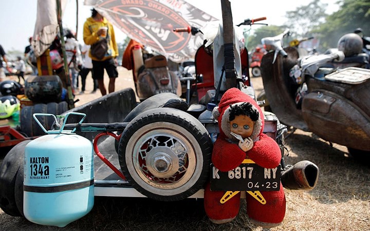 Không phải trường quay phim tận thế đâu, khung cảnh bụi bặm dưới đây là Lễ hội xe Vespa ở Indonesia đấy! - Ảnh 4.