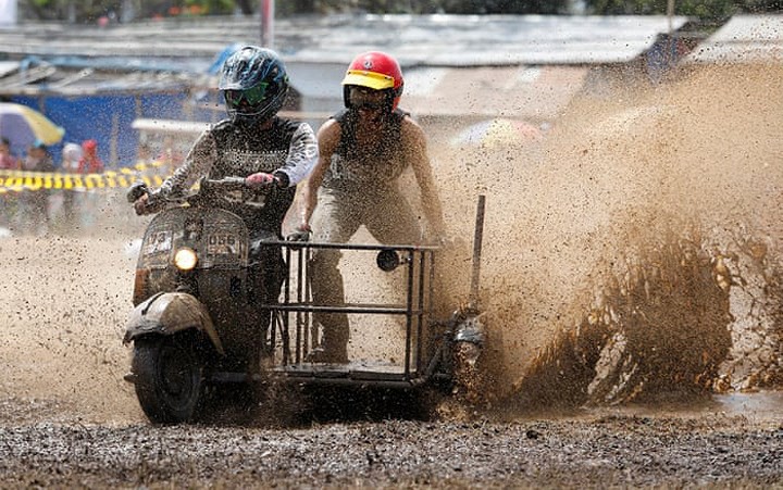 Không phải trường quay phim tận thế đâu, khung cảnh bụi bặm dưới đây là Lễ hội xe Vespa ở Indonesia đấy! - Ảnh 7.