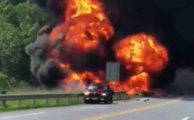 Cấm đường cao tốc Nội Bài - Lào Cai sau vụ tai nạn xe bồn chở xăng bốc cháy - Ảnh 1. Cấm đường cao tốc Nội Bài - Lào Cai sau vụ tai nạn xe bồn chở xăng bốc cháy - Ảnh 1.